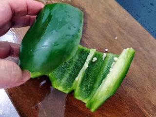 8、青椒炒牛肉,青椒去籽