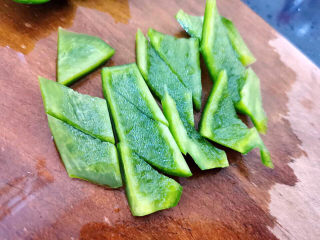 9、青椒炒牛肉,切菱形片