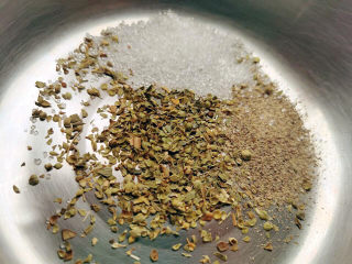 12、青椒炒牛肉,腌肉材料有披萨草，胡椒粉，糖