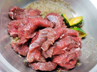 15、青椒炒牛肉,牛肉放进来腌料中