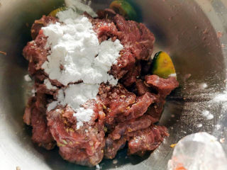 17、青椒炒牛肉,加入淀粉