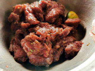 18、青椒炒牛肉,抓匀