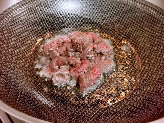 22、青椒炒牛肉,热锅冷油，下牛肉片