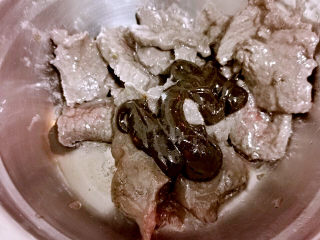 25、青椒炒牛肉,过好油的牛肉片捞出，加入黑椒酱