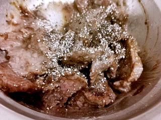 26、青椒炒牛肉,黑椒碎，拌匀