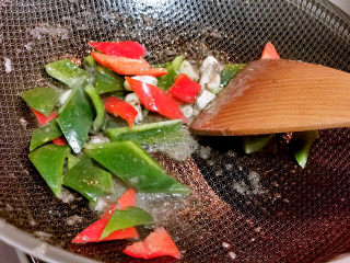 27、青椒炒牛肉,蒜爆香，炒青红椒