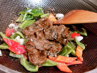 28、青椒炒牛肉,下牛肉片，翻炒均匀即可
