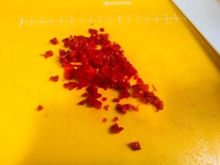 2、早餐-照烧玉子烧,红椒切碎备用