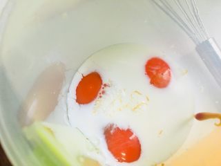 3、早餐-照烧玉子烧,将鸡蛋牛奶混合搅拌