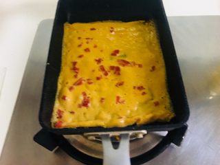 6、早餐-照烧玉子烧,薄薄的一层，待蛋液凝固卷成卷