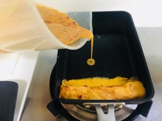 8、早餐-照烧玉子烧,倒入蛋液，不要贪心，只要两个蛋液交接就可以了