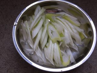 2、日式生蚝鸡蛋丼,大葱取1/4葱白，斜刀切薄片。