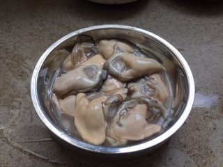 3、日式生蚝鸡蛋丼,洗干净的生蚝12颗，每一颗差不多5cm长。