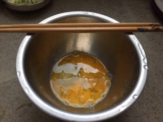 4、日式生蚝鸡蛋丼,鸡蛋戳散蛋黄，不要全部搅匀。