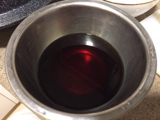 6、日式生蚝鸡蛋丼,取75ml稀释好的高汤，加一汤匙酱油，一汤匙糖，搅拌均匀成酱汁。