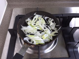 8、日式生蚝鸡蛋丼,锅子烧热，小火煎一下大葱，煎出香味即可。