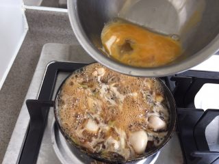 11、日式生蚝鸡蛋丼,从锅子中央开始，画圈淋入蛋液。