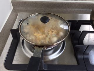 12、日式生蚝鸡蛋丼,转小火，盖锅盖，焖30秒，关火。