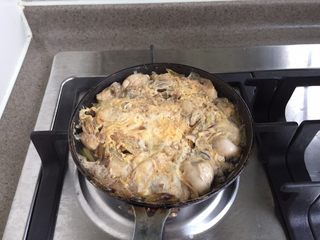 13、日式生蚝鸡蛋丼,开锅盖，表面蛋液仍有部分可以晃动，嫩度刚好。把生蚝蛋连同酱汁一同铺在白饭或者面条上。小七用了魔芋面。