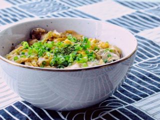 14、日式生蚝鸡蛋丼,撒上葱花，吃的时候还可以撒点海苔碎！跟生蚝好搭呢！