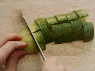 8、制作自家口味的韩式泡菜,青萝卜切成块状。