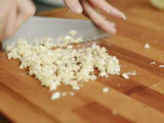 12、制作自家口味的韩式泡菜,一整个大蒜头剁碎。不喜欢可以不放。