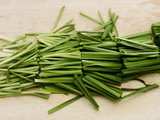 14、制作自家口味的韩式泡菜,韭菜切段。