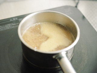 16、制作自家口味的韩式泡菜,边搅拌边煮沸。静置备用。