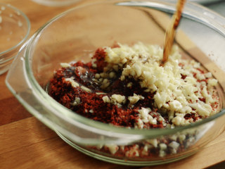 18、制作自家口味的韩式泡菜,130g辣椒粉。要用韩式泡菜专用的辣椒粉。加入蒜末、生姜、50g鱼露。一般会再放虾酱，但是实际使用下来，除了做泡菜，平时完全用不到，所以就没有买了。因此不加虾酱，喜欢放虾酱的同学可以自己酌情加一些。