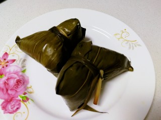 2、金沙粽子,煮熟的冷粽子