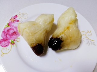 3、金沙粽子,冷的不那么粘手，比较好剥皮。