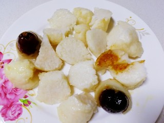 4、金沙粽子,随意切小块儿。