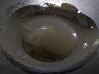 6、金沙粽子,热锅倒入适量油。