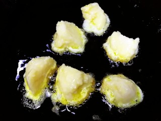 7、金沙粽子,放入裹着蛋液的粽块，小火慢煎。