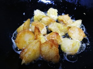 8、金沙粽子,翻面，把每个面都煎至上色。