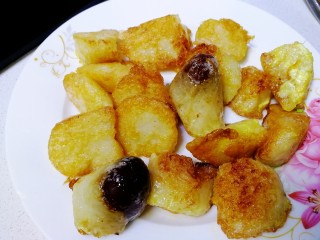 9、金沙粽子,煎好盛出。