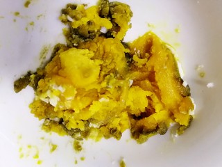 11、金沙粽子,咸鸭蛋黄碗里压碎。