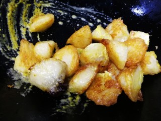 14、金沙粽子,倒入煎好的粽块。