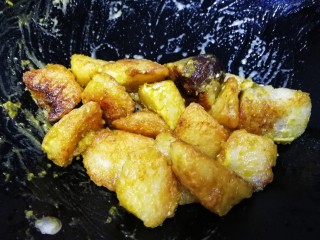 15、金沙粽子,晃动炒锅，小火让咸蛋黄均匀的包裹上粽块儿。