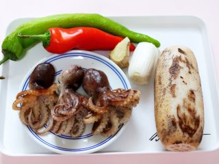 3、藕片爆桃花蛸,准备好所有的食材后。