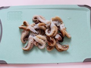 5、藕片爆桃花蛸,把沥干水分的桃花蛸，用刀切成条状，我是一个桃花蛸切了4下。