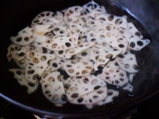 9、藕片爆桃花蛸,同样的方法把藕片也焯一下水后用冷水冲洗干净。