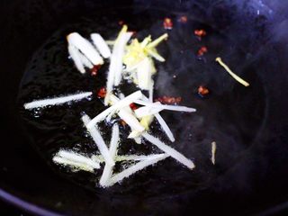 10、藕片爆桃花蛸,锅中倒入花生油烧热后放入花椒粒小火慢慢炒出香味后再爆香葱姜丝。