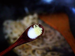 14、藕片爆桃花蛸,再加入适量的盐和鸡精调味。