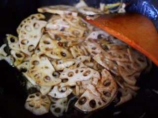 15、藕片爆桃花蛸,大火继续翻炒1分钟左右。