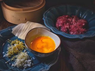 1、皮薄肉嫩的 纯肉烧卖,准备材料 将姜切末