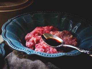 5、皮薄肉嫩的 纯肉烧卖,放入生抽或老抽