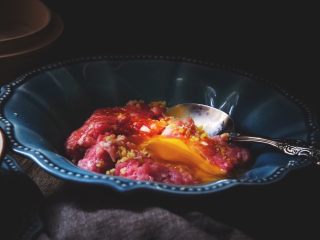 7、皮薄肉嫩的 纯肉烧卖,放入鸡蛋