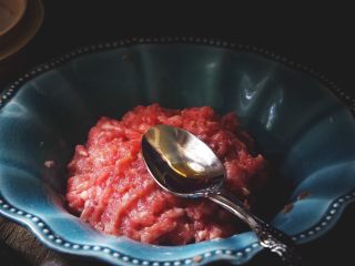 8、皮薄肉嫩的 纯肉烧卖,放入一点香油