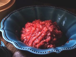 10、皮薄肉嫩的 纯肉烧卖,顺时针搅拌至肉馅成团